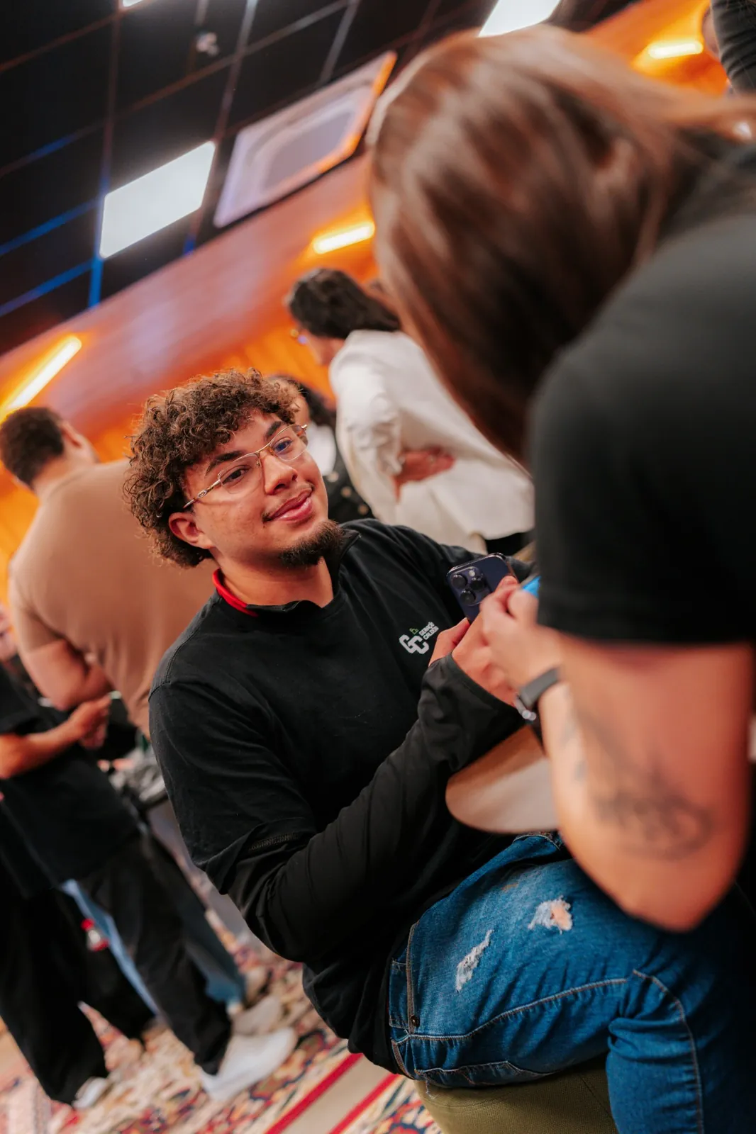 Jovem em uma conversa com recrutadora no evento